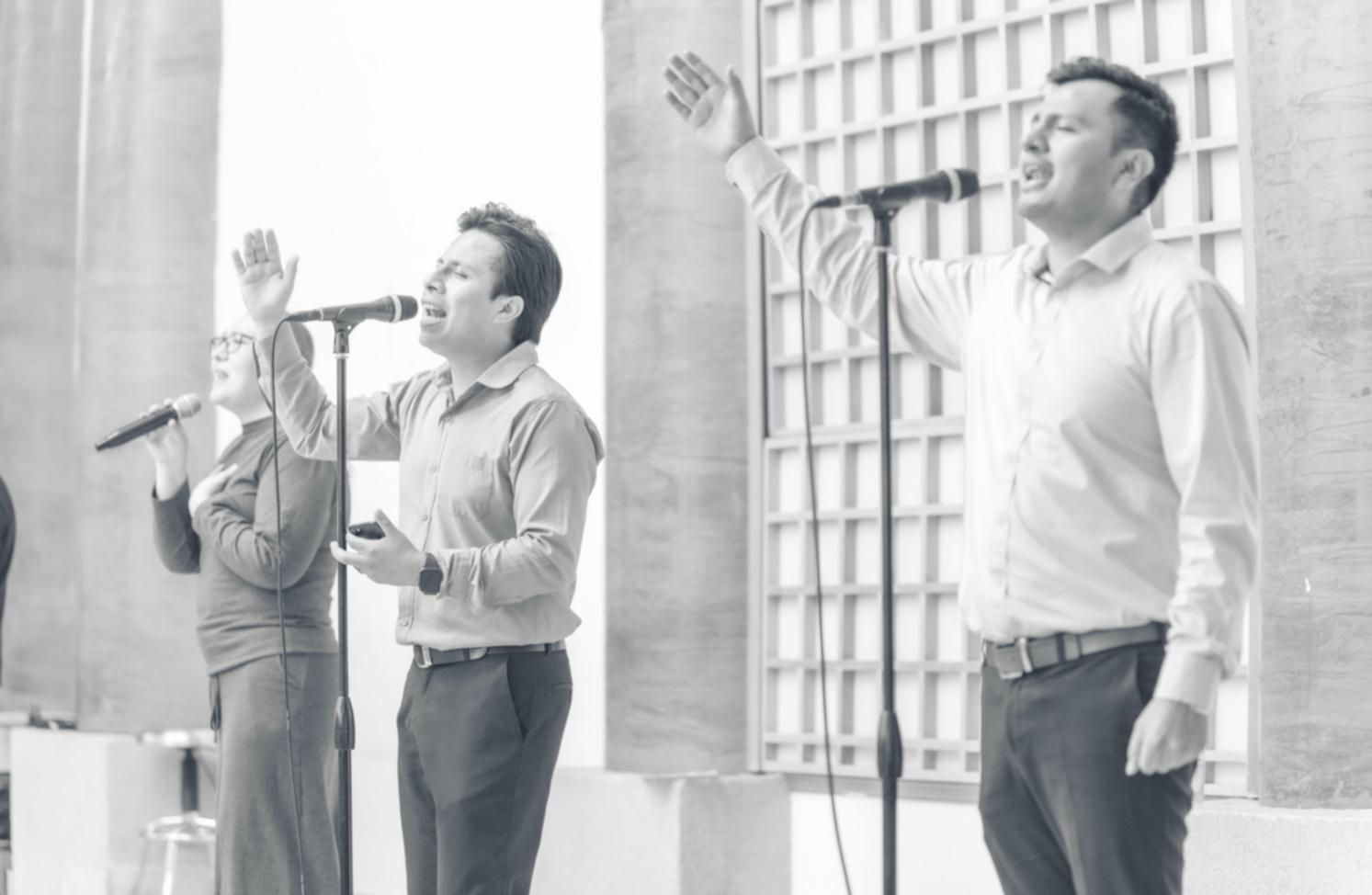 Müzik eğitimi sınıfında öğrencilerle çalışma anı