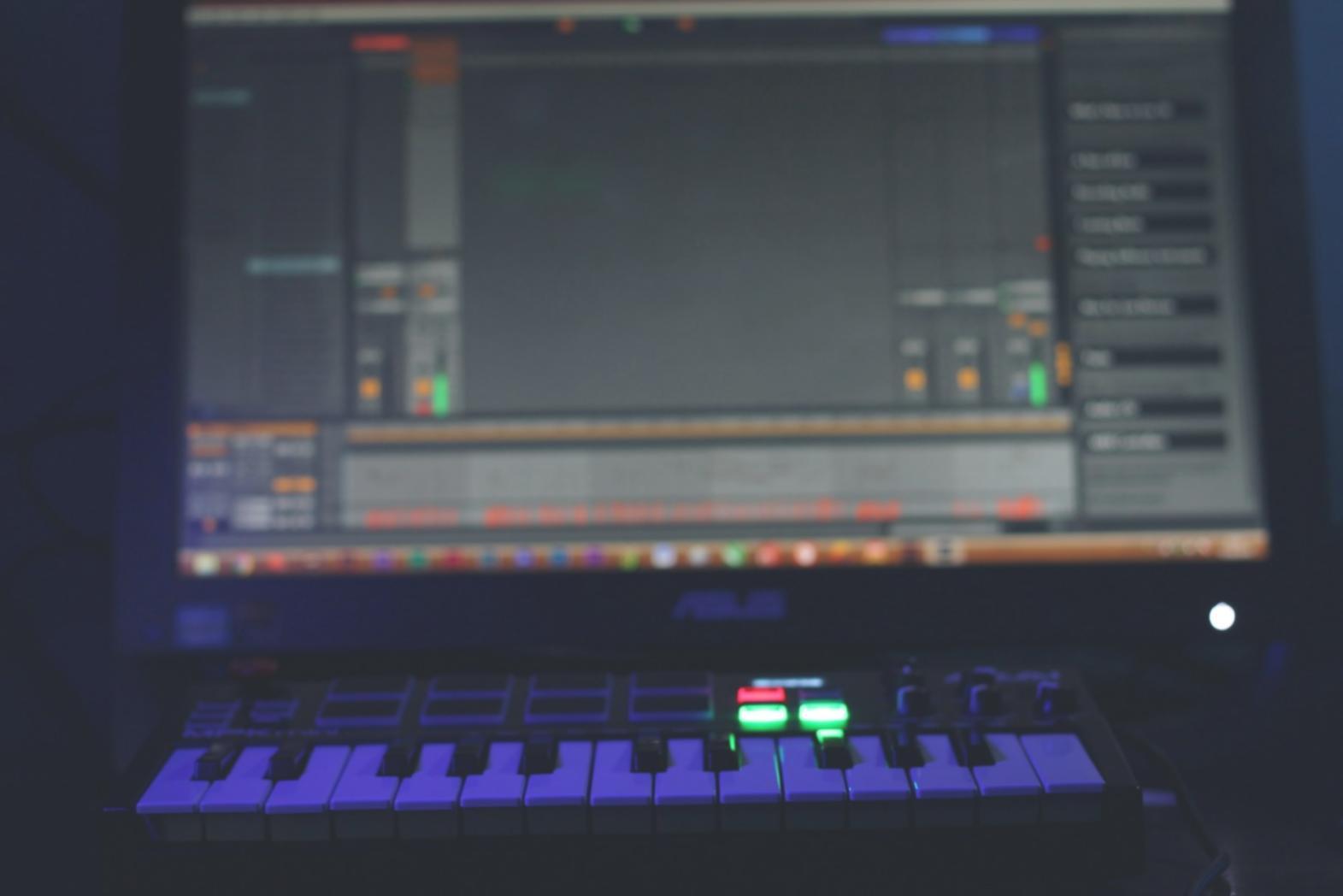 Müzik kompozisyon sürecinde çalışan öğrenciler